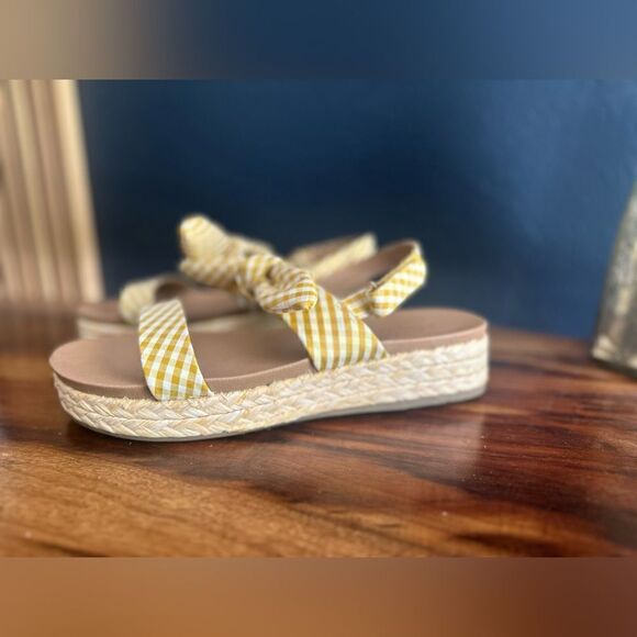 NWOT Yellow and white gingham sandals, sz 7 - Picture 3 of 7